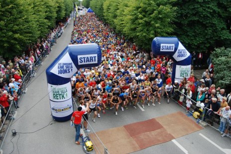 Jüri Jaansoni Kahe Silla jooksule oli starti tulnud ligi 1200 jooksjat ja 400 kepikõndijat. Püstitati uus osavõturekord.